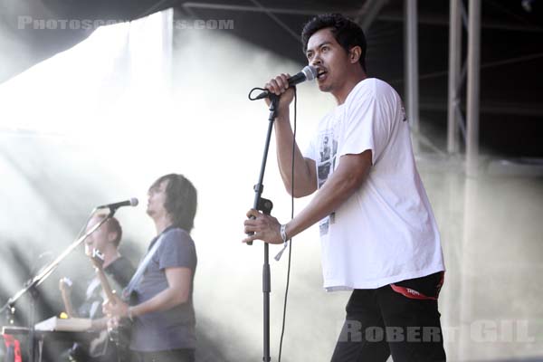 THE TEMPER TRAP - 2009-07-30 - PAREDES DE COURA (Portugal) - Praia do Tabuao - 